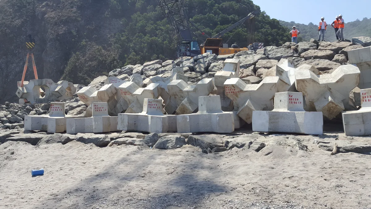 Dalgakıran şevine yerleştirilmiş beton koruma elemanları