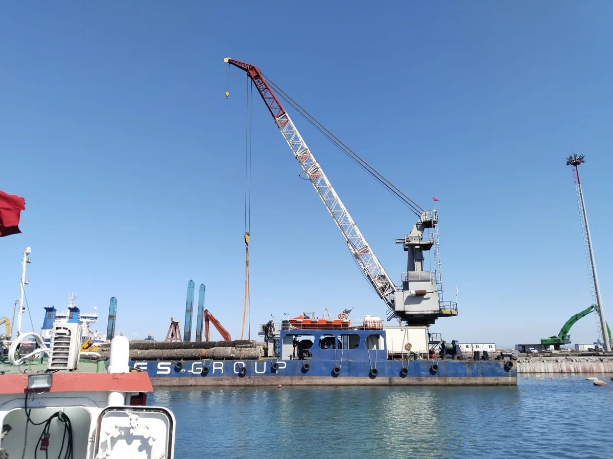 Liman inşaatında duba üzerindeki deniz vinci