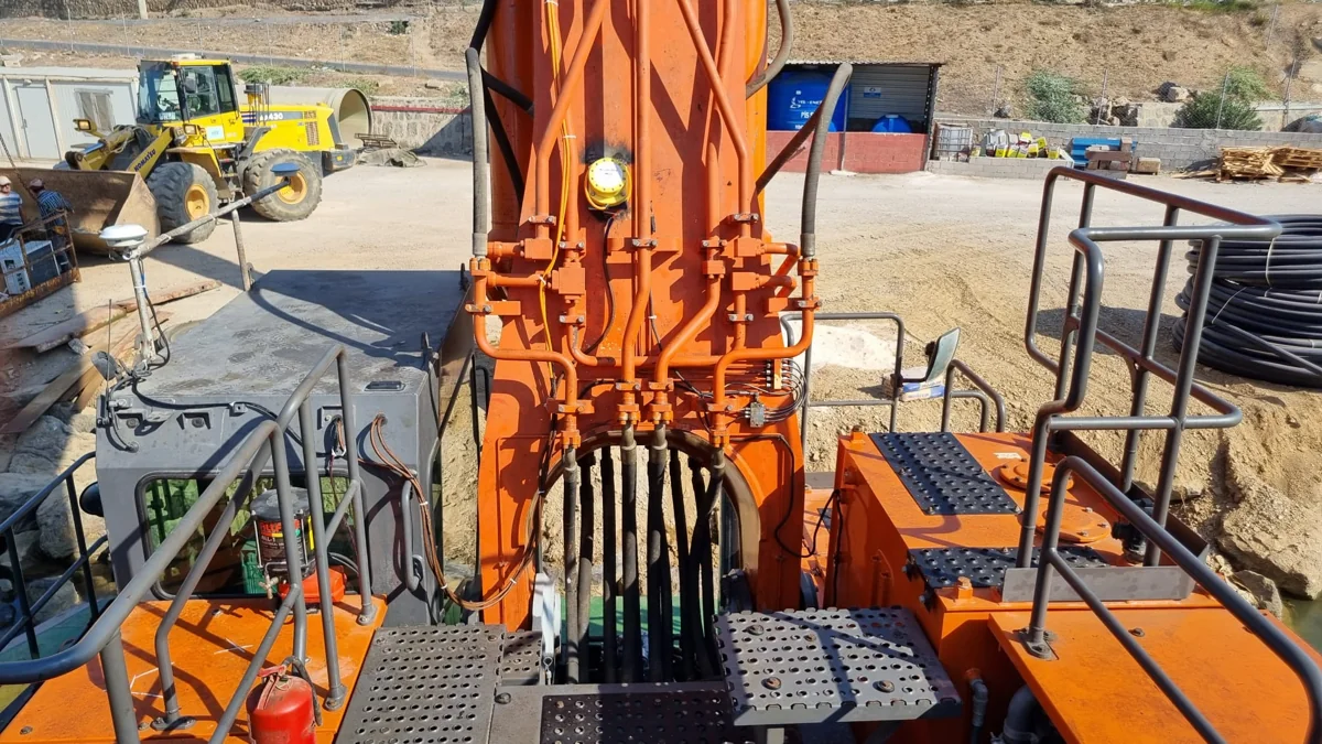 Ekskavatör bomunda Kordil EPS sensörü ve kabin yanında GNSS antenleri