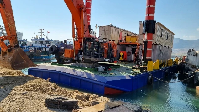 Limanda mavi tarama dubası üzerinde ekskavatör