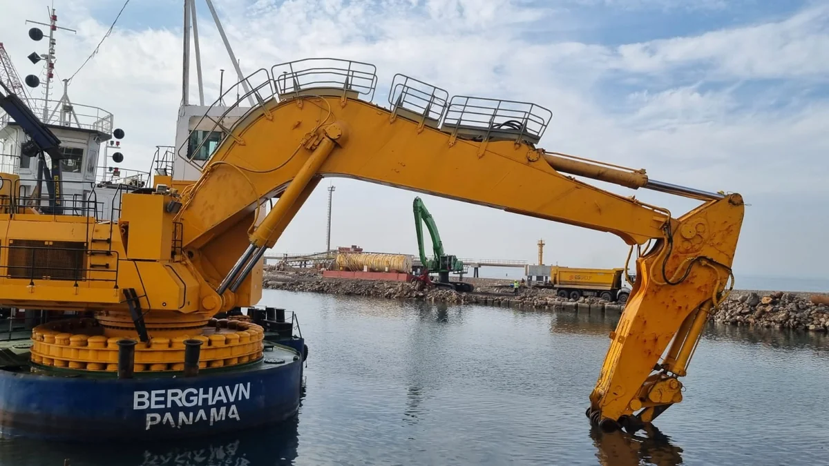 Su üzerinde çalışan deniz tarama makinesi ve ekskavatör bomu