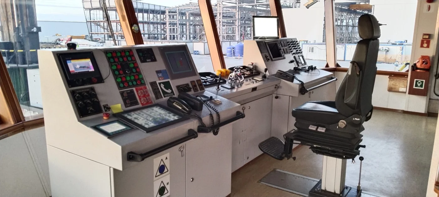 Bridge installation with project positioning display.